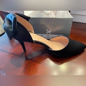 NIB Chic Black Satin Heels with Bow Detail 11M